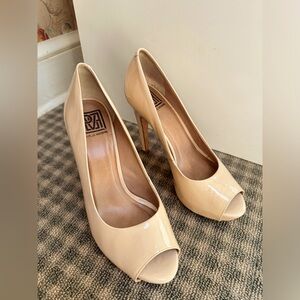 Pour Le Victorie Size 8 Patent Nude 5” Open-Toe Pump